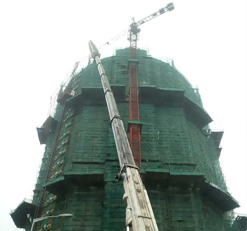 叶县吊车在工地上作业